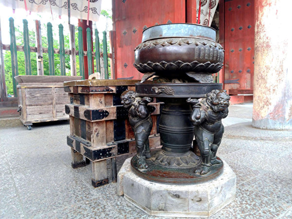 Chân trụ lư hương tạo hình rất đặc biệt ở cổng giữa chùa Đông Đại. (Ảnh: Vương Gia Ích/Epoch Times)