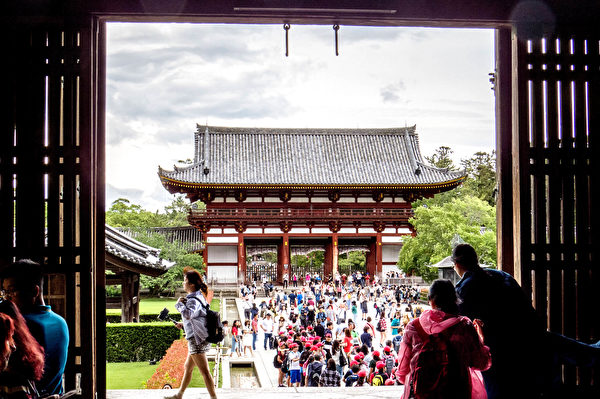 Đám đông người dân trước cổng giữa chùa Đông Đại. (Ảnh: Vương Gia Ích/Epoch Times)