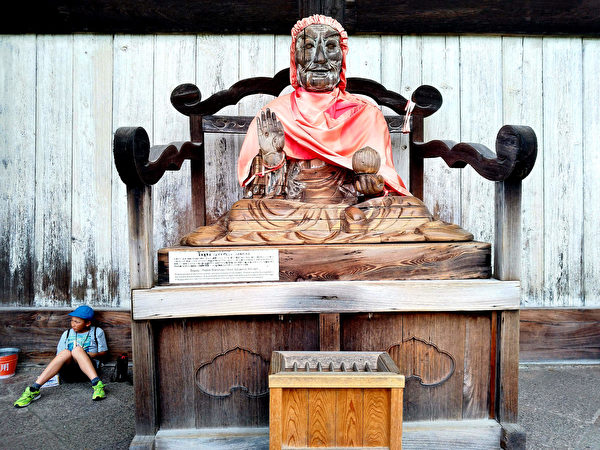 Tượng Tân Đầu Lô Tôn giả ở chùa Đông Đại. (Vương Gia Ích/Epoch Times)