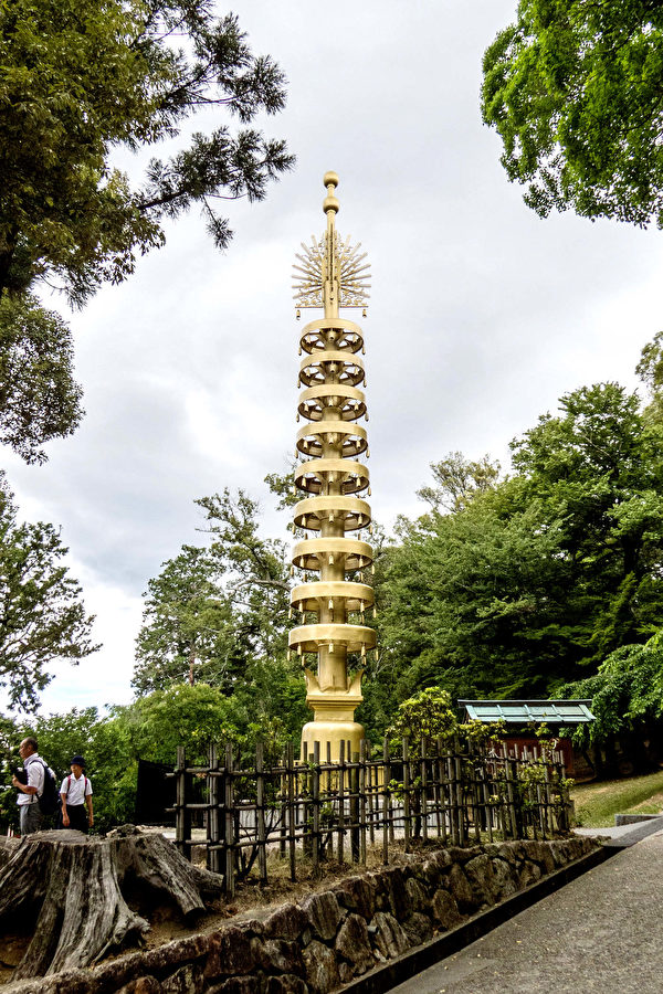 Các bánh xe giống nhau ở tháp bảy tầng của Chùa Đông Đại. Các bánh xe còn sót lại trong khuôn viên chùa là lấy từ tháp bảy tầng của Hội cổ hà quán (Furukawa) tại Triển lãm Osaka. (Ảnh: Vương Gia Ích/Epoch Times)