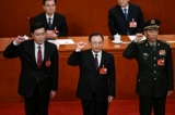 Ông Lý Thượng Phúc (đầu tiên từ phải sang), Ủy viên Quân ủy Trung ương ĐCSTQ được bổ nhiệm làm Bộ trưởng Bộ Quốc phòng, và ông Tần Cương được bổ nhiệm làm Bộ trưởng Bộ Ngoại giao (đầu tiên từ trái sang), ảnh chụp hôm 12/03/2023. (Ảnh: NOEL CELIS/AFP)