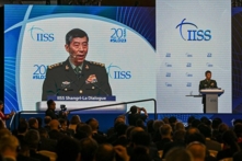 Bộ trưởng Bộ Quốc phòng ĐCSTQ Lý Thượng Phúc có bài diễn văn tại Đối thoại Shangri-La hôm 04/06/2023. (Ảnh: Roslan Rahman/AFP qua Getty Images)