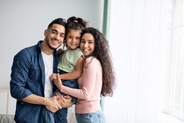 54% số người được hỏi cho biết Giấc mơ Mỹ của họ là “cảm thấy cuộc sống hạnh phúc.” Hình ảnh một gia đình hạnh phúc. (Ảnh: Shutterstock)