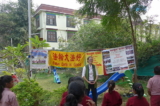Cô Cornelia đang dạy các bài công pháp của Pháp Luân Đại Pháp và giải thích nguyên lý “chân, thiện, nhẫn” cho trẻ em ở Sarnath, Ấn Độ. Ảnh chụp vào mùa đông năm 2020. Những trẻ em này đến từ các gia đình nghèo tại các khu phố ổ chuột và các ngôi làng ở miền bắc Ấn Độ. Các em đang theo học tại một trường tiểu học tình thương ở Sarnath. (Ảnh: Epoch Times)