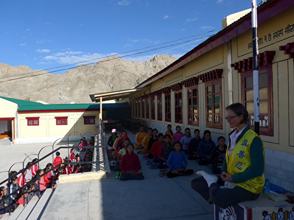 Vào một buổi sáng Chủ nhật năm 2017, các học sinh nội trú đã tập trung tại sân trường ở ngoại ô thị trấn Leh, Ladakh, Ấn Độ. Cô Cornelia hướng dẫn các em tập các bài công pháp của Pháp Luân Đại Pháp. (Ảnh do cô Cornelia cung cấp)
