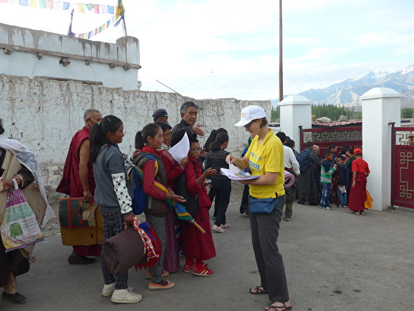 Vào mùa hè năm 2017, khi các Phật tử tổ chức các hoạt động truyền giáo, rất nhiều người dân địa phương và du khách đã đến một khu đất trống ở ngoại ô thị trấn Leh, Ladakh, Ấn Độ. Tại lối vào, cô Cornelia gửi cho họ những tờ rơi Pháp Luân Đại Pháp bằng tiếng Tây Tạng. (Ảnh do cô Cornelia cung cấp)