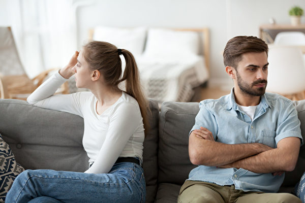 Các cuộc khảo sát ở Mỹ quốc cho thấy, 63% những người ly hôn cho rằng việc hiểu rõ hơn về nghĩa vụ và trách nhiệm trong hôn nhân trước khi kết hôn có thể cứu vãn được cuộc hôn nhân. Hình ảnh thể hiện một cặp đôi đang trong “chiến tranh lạnh.” (Ảnh: Shutterstock）