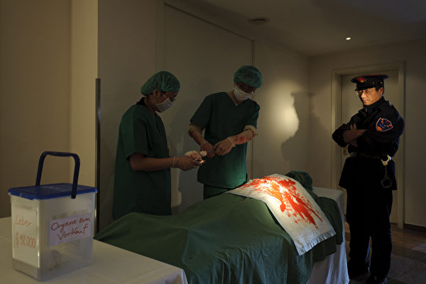 Nhiều bệnh viện ở Trung Quốc đã bị điều tra hoặc tố cáo về hành vi tham nhũng, ít nhất 5 bệnh viện trong số đó đã bị phát hiện có liên quan đến hoạt động thu hoạch nội tạng sống. Ảnh chụp các học viên Pháp Luân Công ở Đức diễn tả tội ác thu hoạch nội tạng sống của ĐCSTQ, chụp vào ngày 14/04/2012. (Ảnh: Robert Michael/AFP)