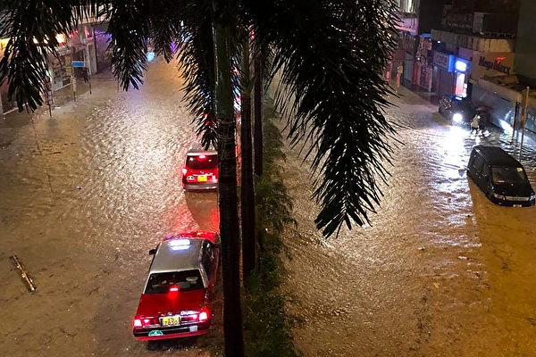 Tình hình lũ lụt trên đường phố Hồng Kông hôm 07/09. (Ảnh: Dene Chen/AFP qua Getty Images)