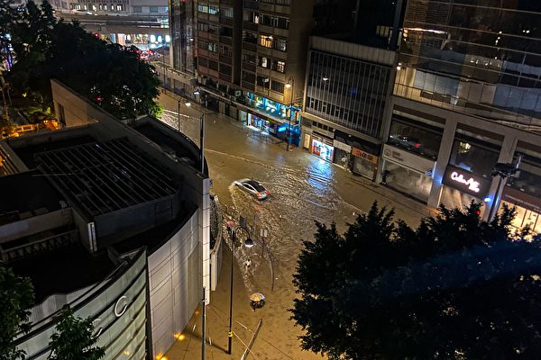 Tình hình lũ lụt trên đường phố Hồng Kông hôm 07/09. (Ảnh: Dene Chen/AFP qua Getty Images)