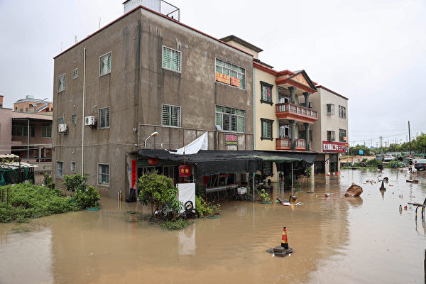 Hôm 06/09, bão Haikui đổ bộ vào thành phố Hạ Môn, tỉnh Phúc Kiến, khiến đường phố ngập lụt. (Ảnh: STR/AFP)