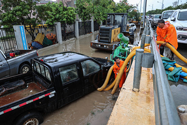 Hôm 06/09, bão Haikui đổ bộ vào thành phố Hạ Môn, tỉnh Phúc Kiến, khiến đường phố ngập lụt. Các nhân viên dùng máy bơm nước để xả nước. (Ảnh: STR/AFP)