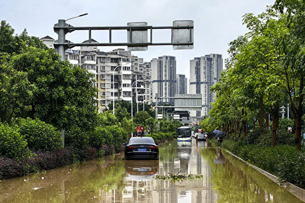 Hôm 06/09, bão Haikui đổ bộ vào thành phố Hạ Môn, tỉnh Phúc Kiến, khiến đường phố ngập lụt, xe cộ mắc kẹt. (Ảnh: STR/AFP)