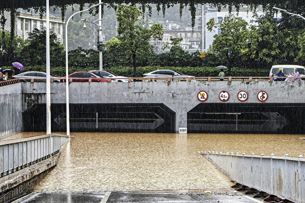 Hôm 06/09, bão Haikui đổ bộ vào thành phố Hạ Môn, tỉnh Phúc Kiến, khiến đường phố ngập lụt, các đường hầm chìm trong nước. (Ảnh: STR/AFP)