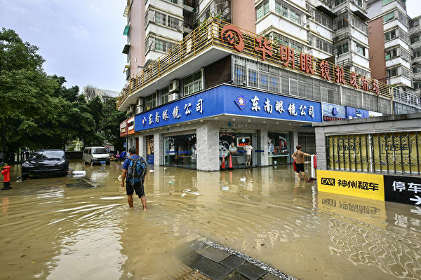 Hôm 06/09, bão Haikui đổ bộ vào thành phố Phúc Châu, tỉnh Phúc Kiến. Đường phố ngập lụt, người dân phải lội nước. (Ảnh: STR/AFP)