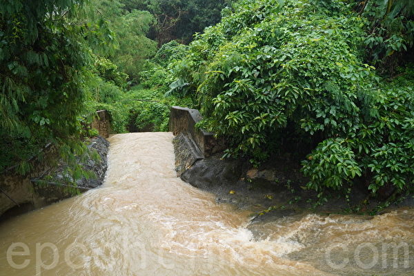 Hôm 08/09, mực nước kênh thoát nước tại Ba La Sơn, Truân Môn, Hồng Kông dâng cao đáng kể. (Ảnh: Lưu Tuấn Hiên/Epoch Times)