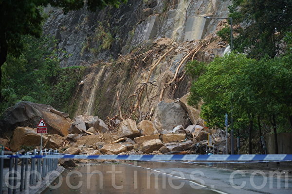 Hôm 08/09, một trận lở đất đã xảy ra ở ngọn đồi phía sau thôn Diệu Đông, Hồng Kông. (Ảnh: Lưu Tuấn Hiên/Epoch Times)