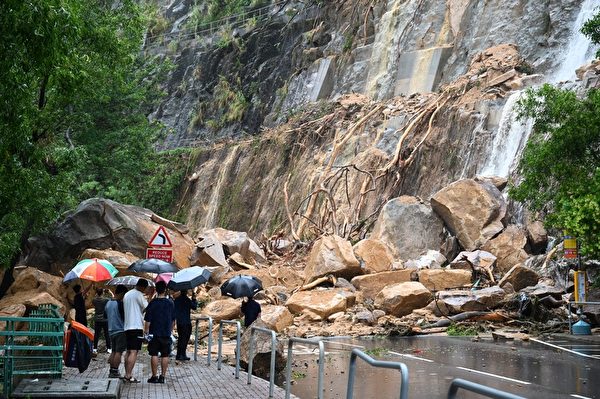 Hôm 08/09, một trận lở đất đã xảy ra ở ngọn đồi phía sau thôn Diệu Đông, Hồng Kông. (Ảnh: Peter Park/AFP qua Getty Images)