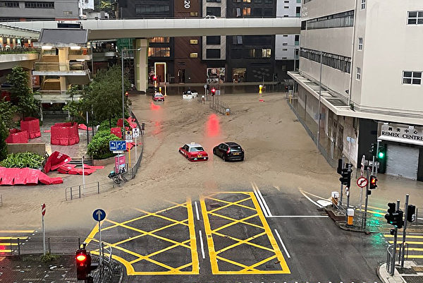 Hôm 07/09, chịu ảnh hưởng hoàn lưu của bão Haikui, Hồng Kông có mưa lớn và nhiều nơi bị ngập nặng. (Ảnh: Libby Hogan/AFP qua Getty Images)
