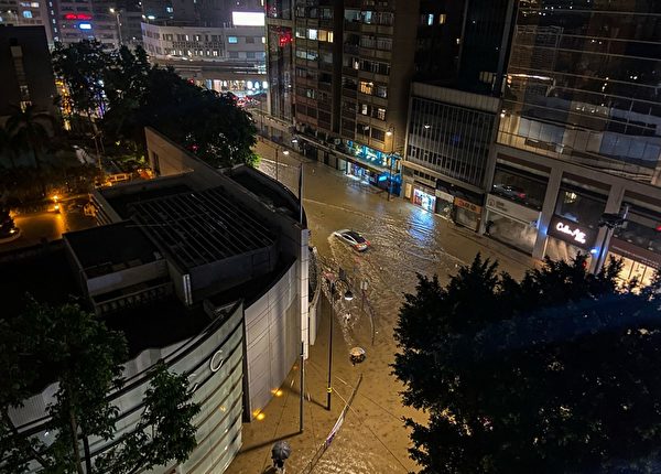Hôm 07/09, do ảnh hưởng hoàn lưu của bão Haikui, Hồng Kông có mưa lớn, khu đô thị bị ngập nặng. (Ảnh: Dene Chen/AFP qua Getty Images)