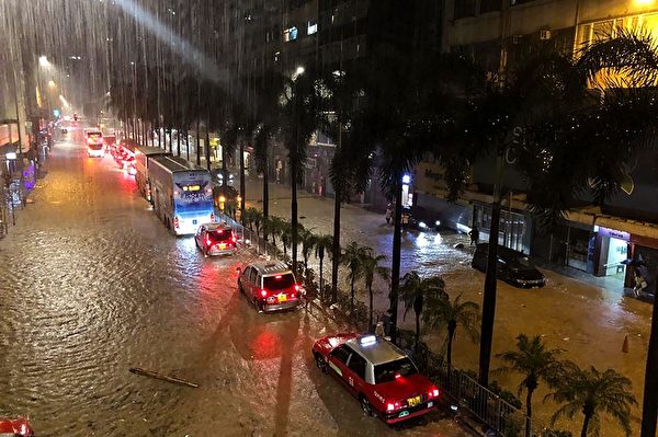 Hôm 07/09, do ảnh hưởng hoàn lưu của bão Haikui, Hồng Kông có mưa lớn, khu đô thị bị ngập nặng. (Ảnh: Dene Chen/AFP qua Getty Images)