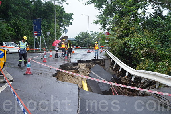 Hôm 08/09, một vụ sập đường trên đường Hương Đảo, Vịnh Nước cạn (Repulse), Hồng Kông, khiến một chiếc xe bị rơi vào hố. (Ảnh: Lưu Tuấn Hiên/Epoch Times)