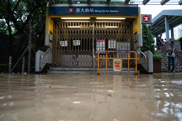 Hôm 08/09, do ảnh hưởng của hoàn lưu bão Haikui, mưa lớn đã gây ra thảm họa ở Hồng Kông. Nhiều nơi bị ngập nặng, các ga tàu điện ngầm phải đóng cửa. (Ảnh: Bertha Wang/AFP qua Getty Images)