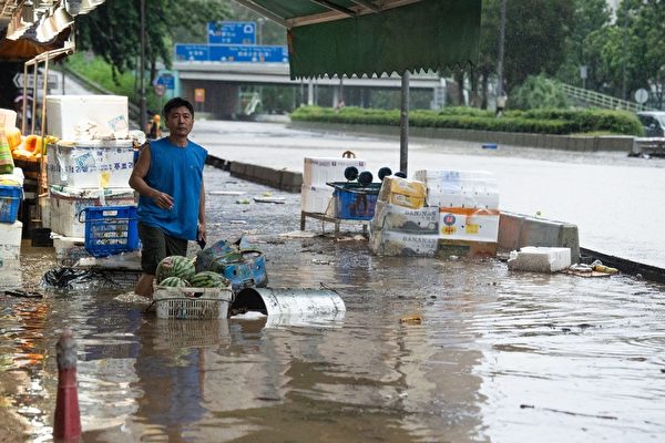 Hôm 08/09, chịu ảnh hưởng hoàn lưu của bão Haikui, Hồng Kông có mưa lớn và nhiều nơi bị ngập nặng.(Ảnh: Bertha Wang/AFP qua Getty Images)