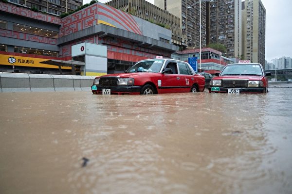 Hôm 08/09, chịu ảnh hưởng hoàn lưu của bão Haikui, Hồng Kông có mưa lớn và nhiều nơi bị ngập nặng. (Ảnh: Bertha Wang/AFP qua Getty Images)
