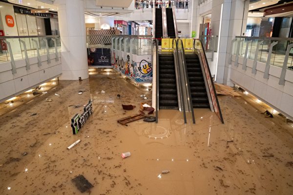 Hôm 08/09, do ảnh hưởng của hoàn lưu bão Haikui, mưa lớn đã gây ra thảm họa ở Hồng Kông. Nước bùn làm ngập tầng một của một trung tâm mua sắm. (Ảnh: Bertha Wang/AFP qua Getty Images)
