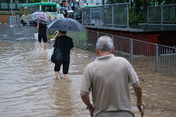 Hôm 08/09, do ảnh hưởng của hoàn lưu bão Haikui, mưa lớn đã gây ra thảm họa ở Hồng Kông. Đường sá ngập nặng, người dân phải lội nước. (Ảnh: Bertha Wang/AFP qua Getty Images)