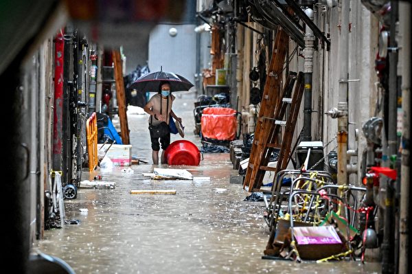 Hôm 08/09, do ảnh hưởng của hoàn lưu bão Haikui, mưa lớn đã gây ra thảm họa ở Hồng Kông, đường sá bị ngập nặng. (Ảnh: Mladen Antonov/AFP qua Getty Images)