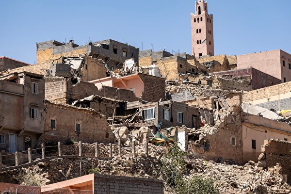 Tối ngày 08/09, một trận động đất mạnh 6.8 độ đã xảy ra ở Morocco. Tháp của một nhà thờ Hồi giáo đứng đằng sau những ngôi nhà bị hư hại và phá hủy. Các quan chức cho biết trận động đất đã khiến hơn 2,000 người thiệt mạng. (Ảnh: Fadel Senna/AFP qua Getty Images)