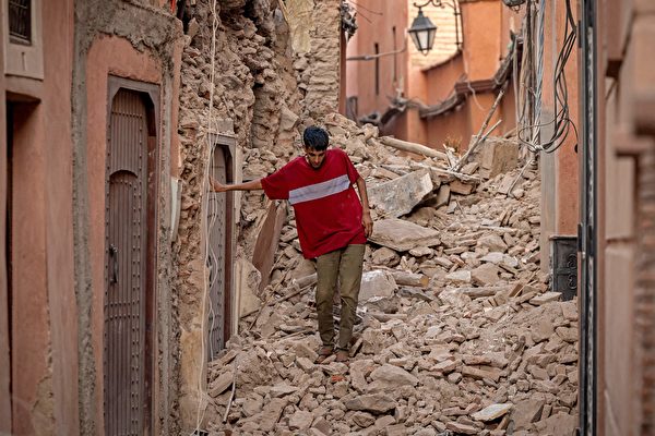 Hôm 09/09, một người dân đi bộ qua đống đổ nát. Tối ngày 08/09, một trận động đất mạnh 6.8 độ ở Morocco khiến hơn 2,000 người thiệt mạng. (Ảnh: Fadel Senna/AFP qua Getty Images)