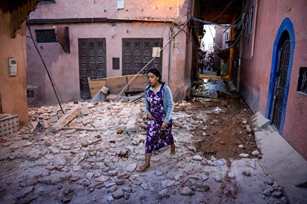 Hôm 09/09, một người phụ nữ đi bộ qua đống đổ nát của thành phố cổ Marrakech. Tối ngày 08/09, một trận động đất mạnh 6.8 độ ở Morocco khiến hơn 2,000 người thiệt mạng. (Ảnh: Fadel Senna/AFP qua Getty Images)