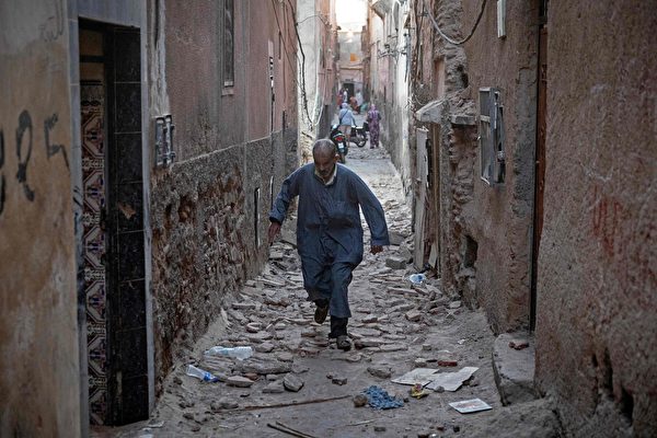 Hôm 09/09, tại Marrakech, Morocco, một người dân đã đi bộ qua đống đổ nát. Tối ngày 08/09, một trận động đất mạnh 6.8 độ ở Morocco khiến hơn 2,000 người thiệt mạng. (Ảnh: Fadel Senna/AFP qua Getty Images)