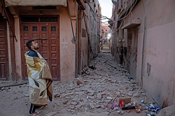 Hôm 09/09, một nạn nhân của thảm họa đang kiểm tra thiệt hại của ngôi nhà mình. Tối ngày 08/09, một trận động đất mạnh 6.8 độ ở Morocco khiến hơn 2,000 người thiệt mạng. (Ảnh: Fadel Senna/AFP qua Getty Images)