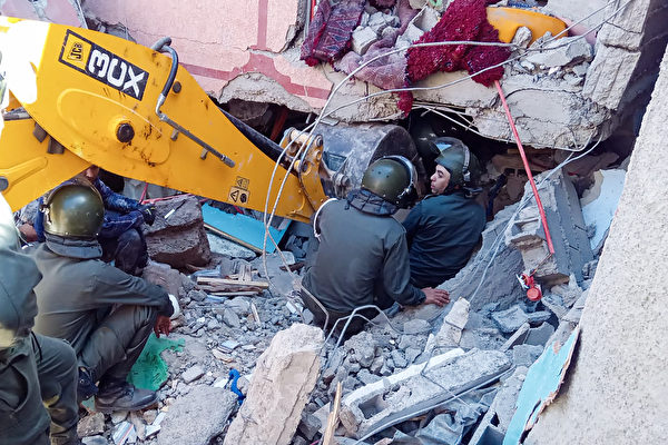 Hôm 09/09, sau trận động đất, các nhân viên cứu hộ đang tìm kiếm những người sống sót trong một ngôi nhà bị sập ở Moulay Brahim, tỉnh Al Haouz. Tối ngày 08/09, một trận động đất mạnh 6.8 độ ở Morocco khiến hơn 2,000 người thiệt mạng. (Ảnh: Fadel Senna/AFP qua Getty Images)