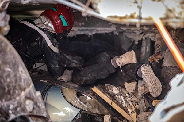 Hôm 09/09, lực lượng cứu hộ tìm kiếm những người sống sót dưới đống đổ nát của một ngôi nhà bị sập ở Moulay Brahim, tỉnh Al Haouz. Tối ngày 08/09, một trận động đất mạnh 6.8 độ ở Morocco khiến hơn 2,000 người thiệt mạng. (Ảnh: Fadel Senna/AFP qua Getty Images)