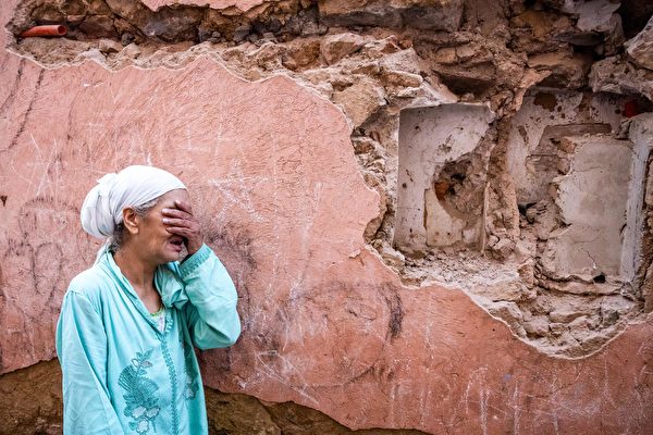 Hôm 09/09, tại thành phố Marrakech, một người phụ nữ đau khổ đứng trước ngôi nhà bị động đất làm hư hại. Tối ngày 08/09, một trận động đất mạnh 6.8 độ ở Morocco khiến hơn 2,000 người thiệt mạng, người dân hoảng sợ bỏ chạy khỏi nhà vào lúc nửa đêm. (Ảnh: Fadel Senna/AFP qua Getty Images)