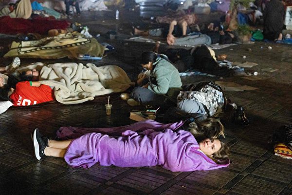Hôm 09/09, các nạn nhân đang trú ẩn tại một quảng trường. Tối ngày 08/09, một trận động đất mạnh 6.8 độ ở Morocco khiến người dân và du khách hoảng sợ chạy đến nơi an toàn giữa đêm. Cho đến nay, trận động đất đã làm 2,000 người thiệt mạng. (Ảnh: Fadel Senna/AFP qua Getty Images)