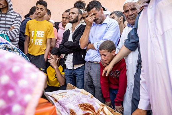 Hôm 09/09, người dân thương tiếc trước thi thể các nạn nhân thiệt mạng trong trận động đất. Tối ngày 08/09, một trận động đất mạnh 6.8 độ ở Morocco khiến hơn 2,000 người thiệt mạng. (Ảnh: Fadel Senna/AFP qua Getty Images)