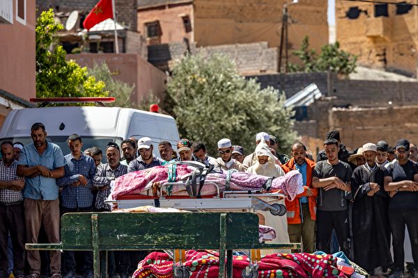 Hôm 09/09, mọi người đọc kinh cầu nguyện trước thi thể các nạn nhân. Tối ngày 08/09, một trận động đất mạnh 6.8 độ ở Morocco khiến hơn 2,000 người thiệt mạng. (Ảnh: Fadel Senna/AFP qua Getty Images)