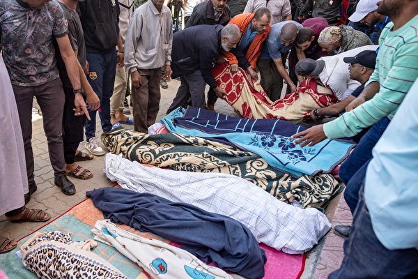 Hôm 09/09, người dân xếp thi thể các nạn nhân trong trận động đất ở Moulay Brahim, tỉnh Al Haouz. Tối ngày 08/09, một trận động đất mạnh 6.8 độ ở Morocco khiến hơn 2,000 người thiệt mạng. (Ảnh: Fadel Senna/AFP qua Getty Images)