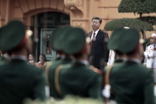 Ngày 12/11/2017, Chủ tịch Trung Quốc Tập Cận Bình duyệt đội danh dự tại lễ đón được tổ chức tại Phủ Chủ tịch, Hà Nội. (Ảnh: NA SON NGUYỄN/POOL/AFP qua Getty Images)