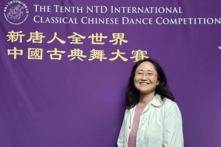 Hôm 09/09, với tư cách là mẹ của một thí sinh, cô Điền Thúy Lan đã theo dõi vòng bán kết của nhóm thanh niên trong Cuộc thi Vũ đạo Trung Hoa Quốc tế NTD lần thứ 10. (Ảnh: Vu Lệ Lệ/Epoch Times)