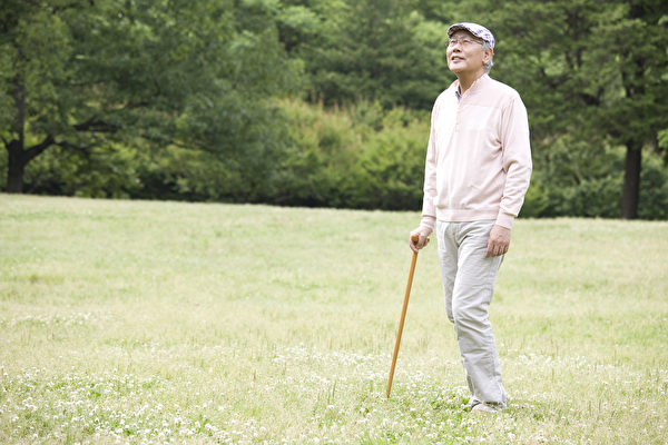 Một bác sĩ người Nhật Bản 95 tuổi đã về hưu chia sẻ 8 bí quyết để vừa trường thọ vừa hạnh phúc. Bức ảnh chụp một người đàn ông cao niên đang đi dạo, không liên quan đến bài viết này. (Ảnh: Shutterstock)