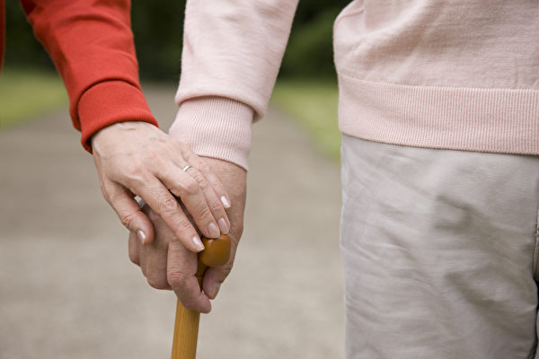 Một cặp vợ chồng già đồng hành cùng nhau. (Ảnh: Shutterstock)
