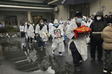 Dịch bệnh ở Trung Quốc vẫn đang lan rộng nhưng chính quyền cố gắng che giấu dữ liệu về số ca tử vong do dịch bệnh. Trong ảnh là một tang lễ ở Thượng Hải vào ngày 14/01/2023. (Ảnh: Hình ảnh Kevin Frayer/Getty Images)