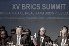 Hôm 24/08/2023, ông Thái Kỳ tháp tùng Chủ tịch Tập Cận Bình tham dự cuộc họp của các nhà lãnh đạo quốc gia tại hội nghị thượng đỉnh BRICS. (Ảnh: MARCO LONGARI/POOL/AFP qua Getty Images)